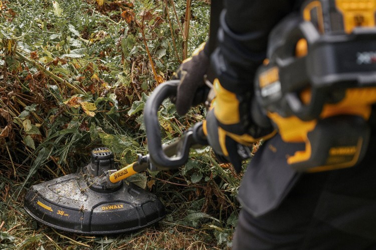 Podkaszarka żyłkowa DeWALT DCM5713 zastosowanie