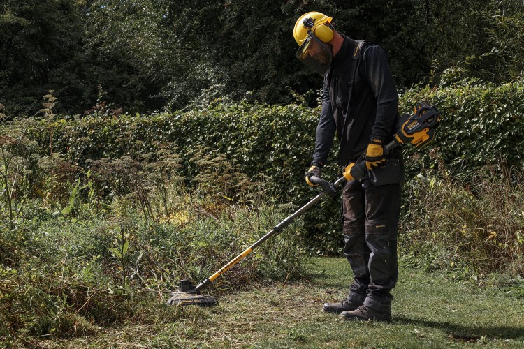 zastosowanie Podkaszarki DeWALT DCM5713
