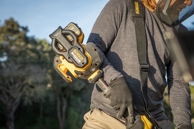 Podkaszarka żyłkowa DeWALT DCM5713 zastosowanie