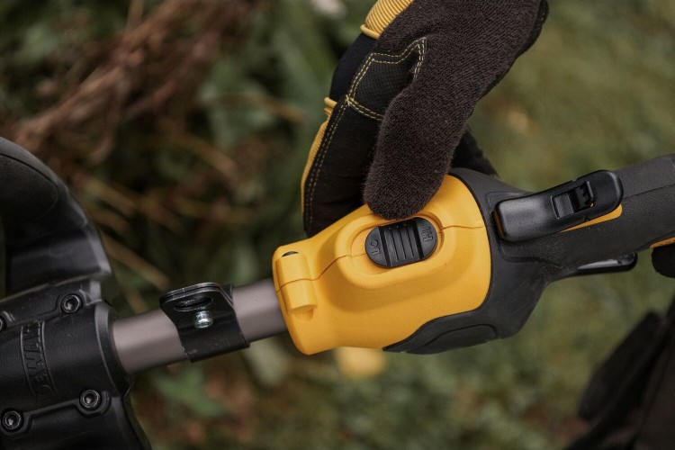 zastosowanie Podkaszarki DeWALT DCM5713