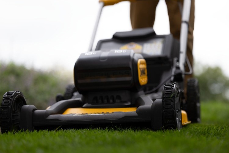 Kosiarka do trawy DeWALT DCMWSP156 zastosowanie