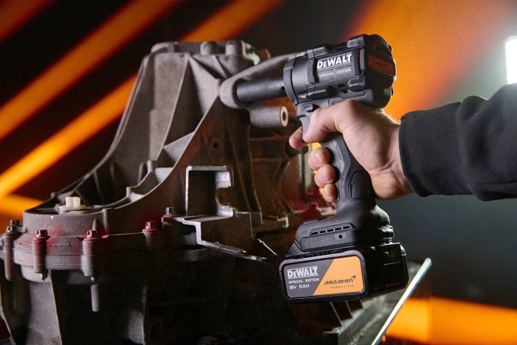 zastosowanie kompaktowego klucza udarowego Dewalt McLaren DCF92M