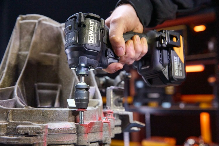zastosowanie zakrętarki udarowej Dewalt McLaren DCF86M