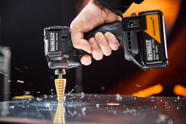 zastosowanie zakrętarki udarowej Dewalt McLaren DCF86M