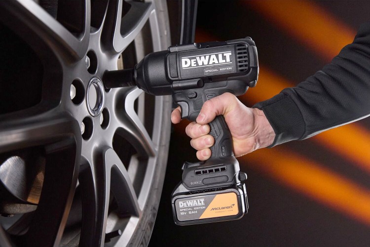 zastosowanie klucza udarowego Dewalt McLaren DCF99M