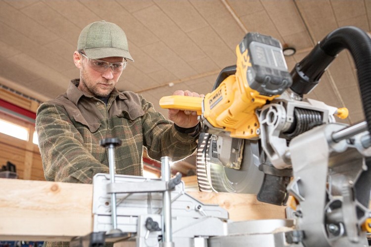 Zastosowanie pilarki ukosowej 18V XR 305mm  DeWALT DCS782N BODY