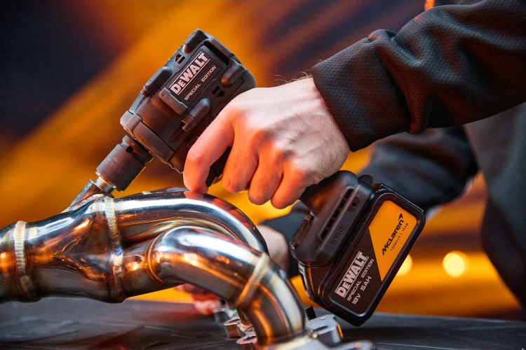 zastosowanie klucza udarowego Dewalt McLaren DCF92M