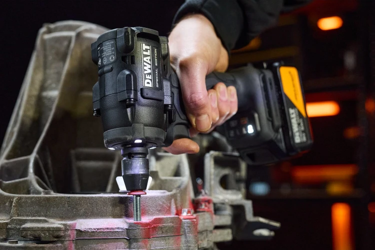 Kompaktowy klucz udarowy Dewalt McLaren DCF92M zastosowanie