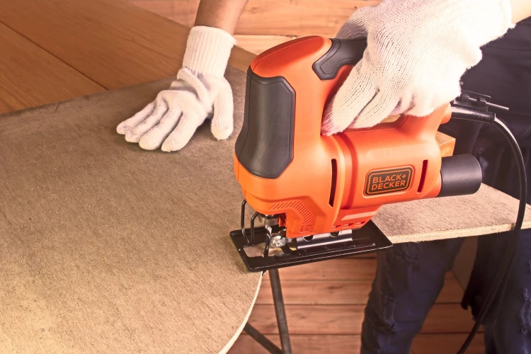 Zastosowanie wyrzynarki sieciowej z regulacją prędkości 400W BES603 Black Decker