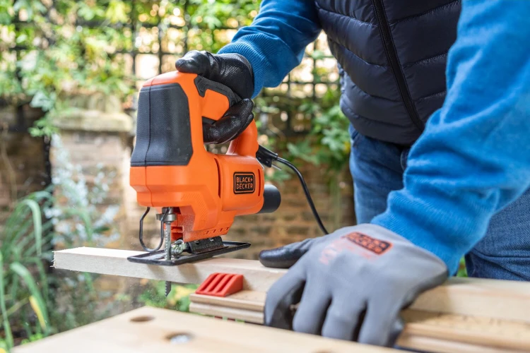 Zastosowanie wyrzynarki sieciowej bez regulacji prędkości 400W BES602 Black Decker