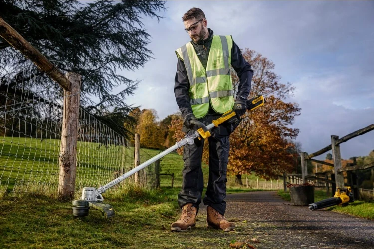 Podkaszarka żyłkowa DeWALT DCMST561 zastosowanie