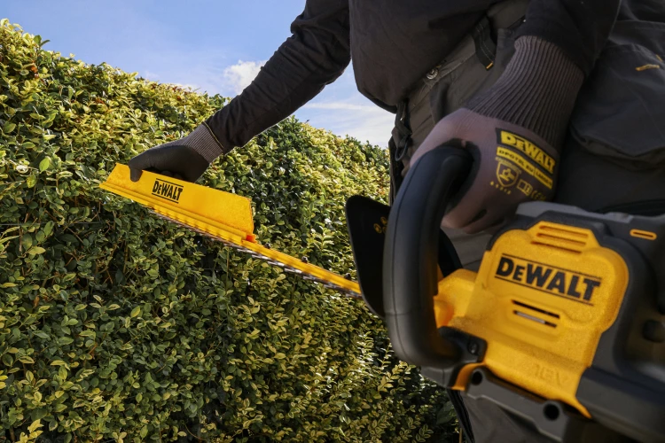 Zastosowanie nożyc akumulatorowych do żywopłotu 18V XR 60cm DeWALT DCMHT567N BODY