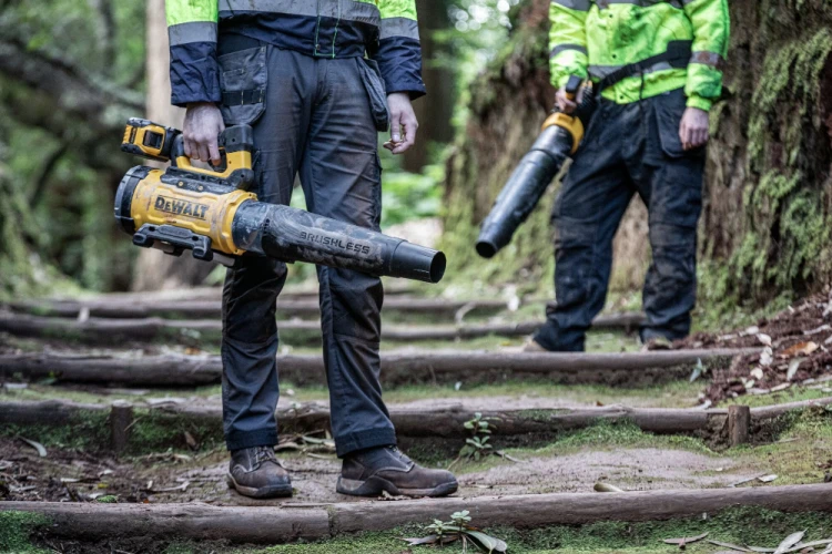 Zastosowanie dmuchawy do liści akumulatorowej plecakowej 54V XR DCMBBL800N DeWALT BODY