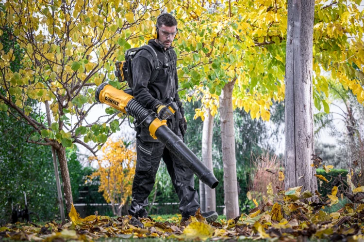 Zastosowanie dmuchawy do liści DCMBBL800N DeWALT BODY