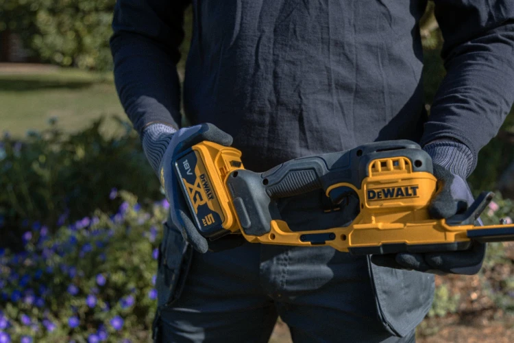 Zastosowanie nożyc akumulatorowych  DeWALT DCMHT520N