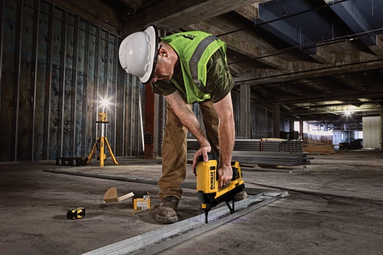 Gwoździarka gazowa Dewalt DGN845 zastosowanie