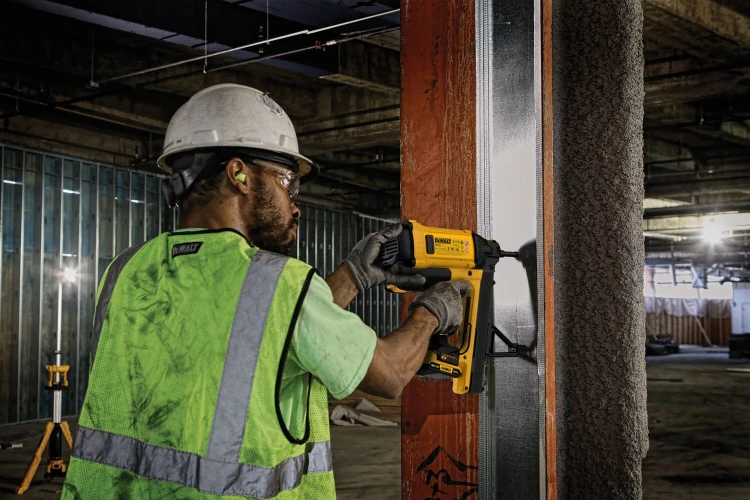 zastosowanie gwoździarki Dewalt DGN845