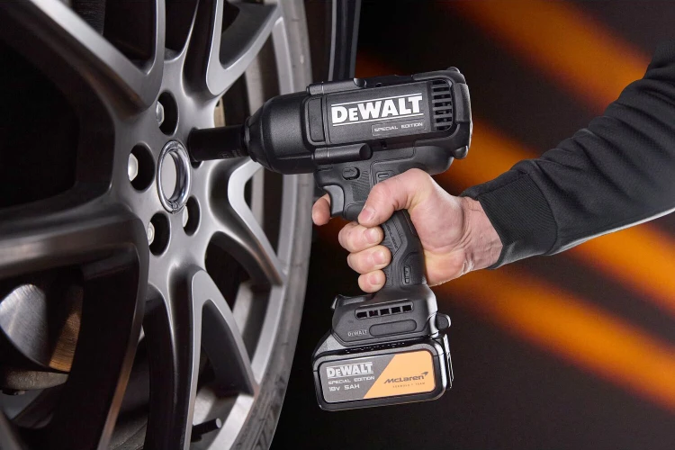 zastosowanie klucza udarowego Dewalt McLaren DCF99M