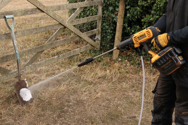 Zastosowanie myjki ciśnieniowej bezprzewodowej 103 Bar DeWalt DW-DCMPW1000N