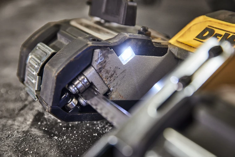 Zastosowanie Pilarki taśmowej do metalu akumulatorowej 18V XR 899mm DeWALT DCS378N BODY