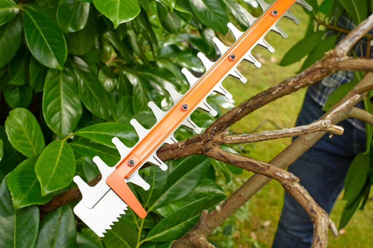 Zastosowanie nożyc BLACK DECKER BEHTS301