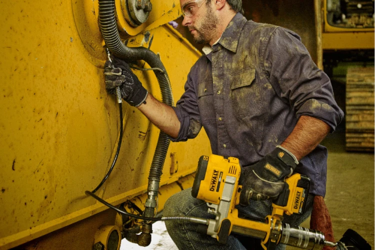 Smarownica akumulatorowa Dewalt DCGG571 zastosowanie