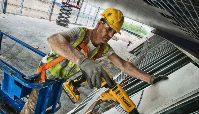 Użycie wkrętów na taśmie 25 mm DeWALT DWF4000250