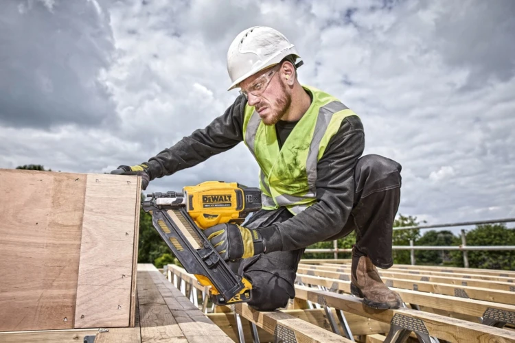 gwoździarka do konstrukcji szkieletowych Dewalt DCN930 zastosowanie