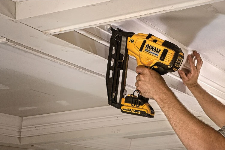 gwoździarka wykończeniowa Dewalt DCN660 zastosowanie