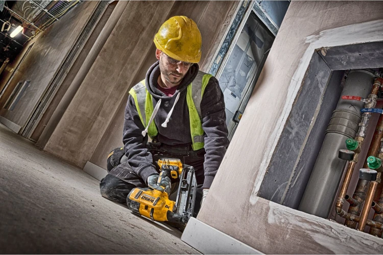 zastosowanie gwoździarki Dewalt DCN660