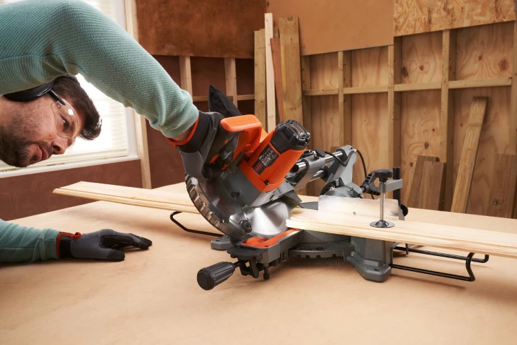 Zastosowanie ukośnicy sieciowej piła 1500W tarcza 216mm pilarka tarczowa ukosowa Black Decker BES701