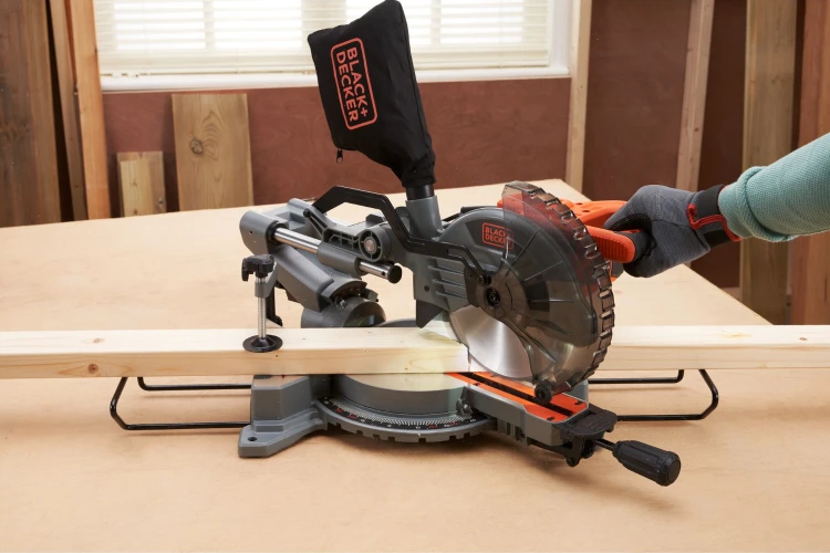 Zastosowanie ukośnicy sieciowej 1500W tarcza 216mm pilarka tarczowa ukosowa Black Decker BES701