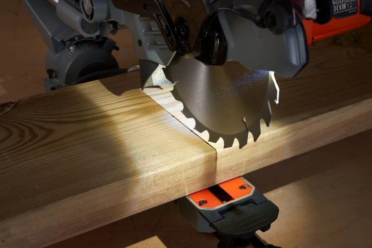 Zastosowanie ukośnicy sieciowej 1500W 216mm pilarka tarczowa ukosowa Black Decker BES701