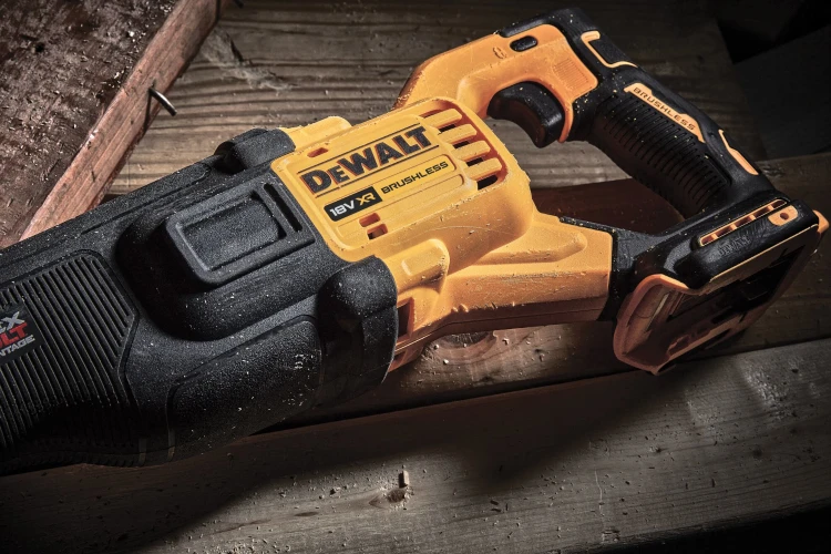 Zastosowanie DeWALT DCS386N Piły szablastej 18V XR body