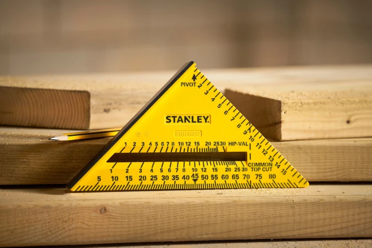Zastosowanie kątownika dwukolorowego ciesielskiego 180mm stolarskiego Stanley STHT46012-0