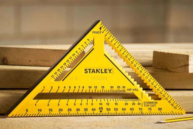 Zastosowanie kątownika dwukolorowego ciesielskiego 300mm stolarskiego Stanley STHT46013-0