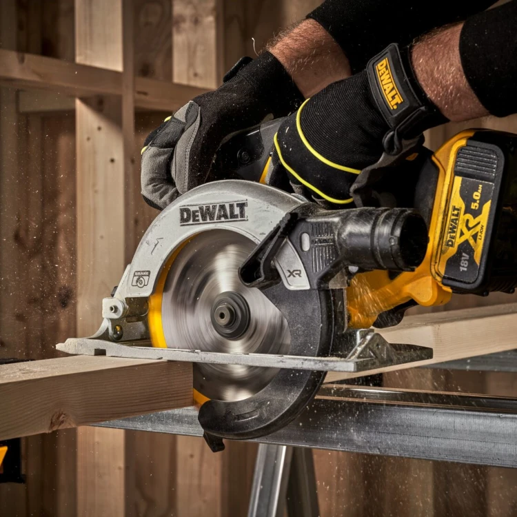 Zastosowanie pilarki tarczowej bezszczotkowej 165mm 18V XR DeWalt DCS565N /body/