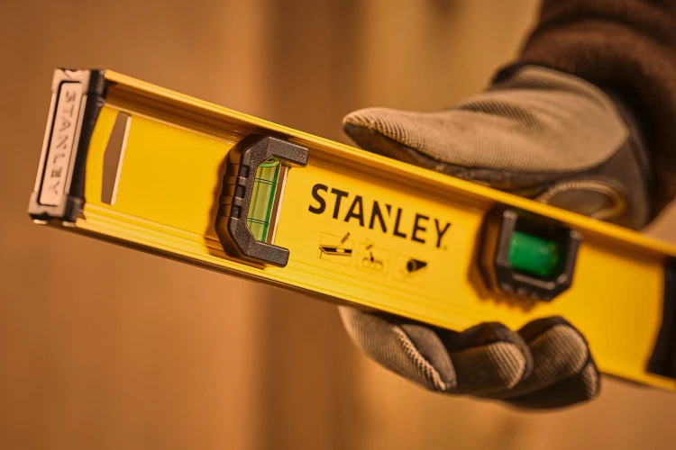 STANLEY 0-42-072 Zastosowanie poziomicy aluminiowej I-BEAM 30cm