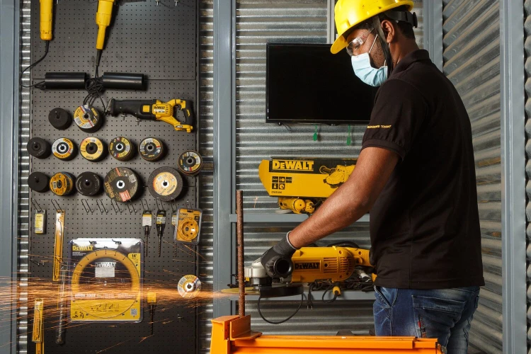 zastosowanie Szlifierki kątowej Dewalt DWE496