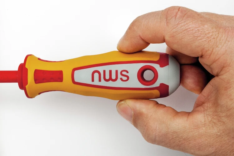 Zastosowanie zestawu wkrętaków 1000V VDE 6 sztuk + tester próbnik napięcia NWS 096-8