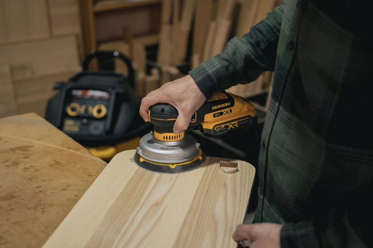 Zastosowanie szlifierki mimośrodowej DEWALT DCW230