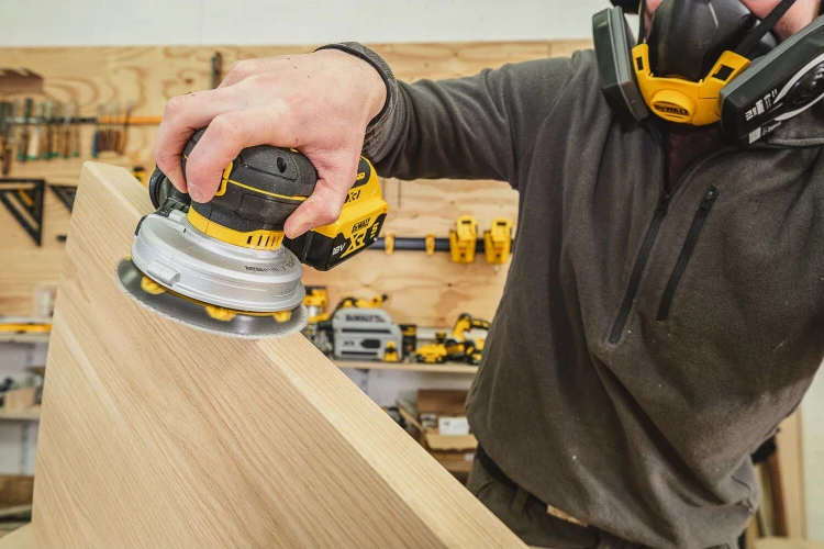 Zastosowanie szlifierki mimośrodowej DEWALT DCW211