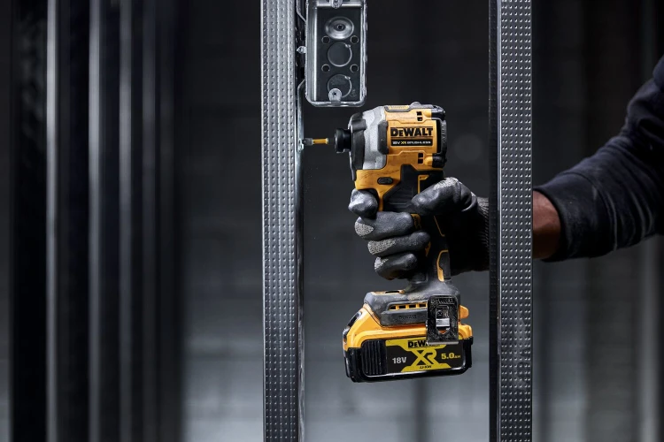 zastosowanie zakrętarki udarowej Dewalt DCF850