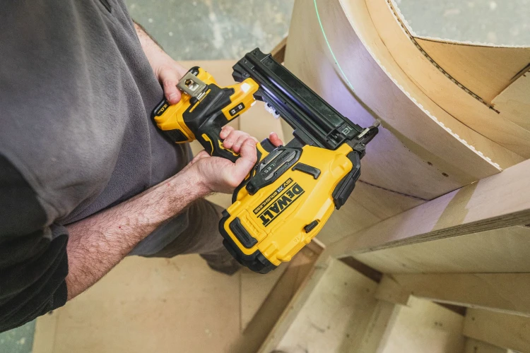 Gwoździarka 18Ga Body Walizka DeWALT DCN210SNT Zastosowanie
