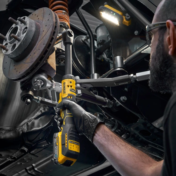 Zastosowanie grzechotki akumulatorowej DeWALT DCF512EN 18V 1/2" 95Nm
