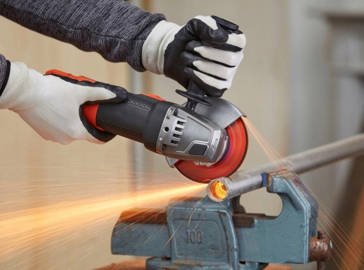zastosowanie szlifierki kątowej sieciowej 125mm 900W BLACK DECKER BEG220