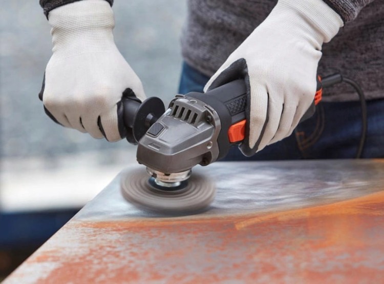 zastosowanie szlifierki kątowej 125mm 900W BLACK DECKER BEG220