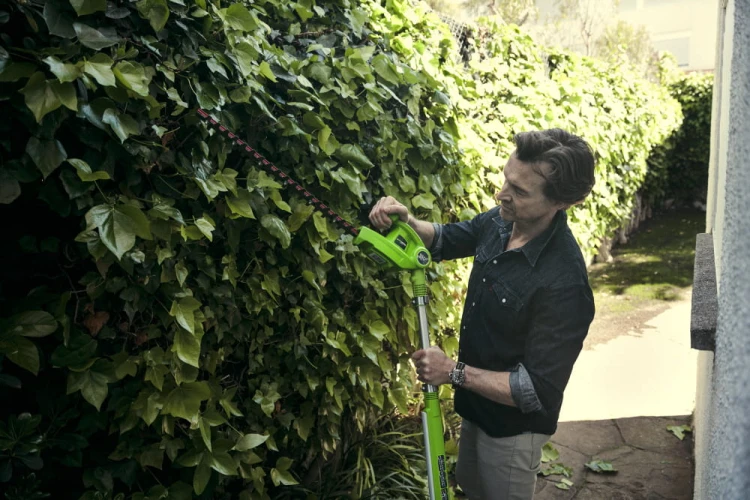 zastosowanie nożyc do żywopłotu na wysięgniku akumulatorowych 40V GREENWORKS G40PHA