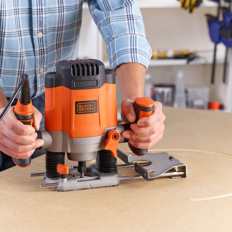 BLACK DECKER Frezarka + akcesoria