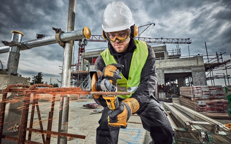 zastosowanie szlifierki kątowej 125mm 18V DEWALT DCG405
